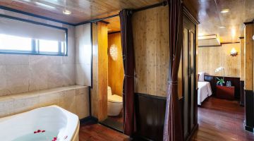 Suite Cabin with Bathtub