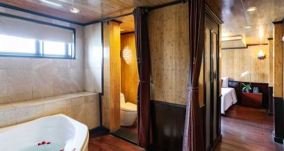 Suite Cabin with Bathtub