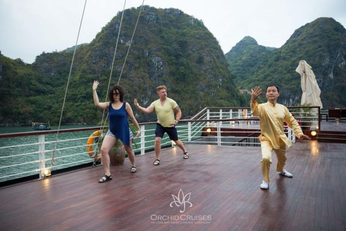 BAI TU LONG BAY – THIEN CANH SON CAVE – HON GAI HARBOR (B, L)