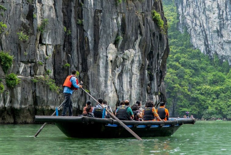 Bamboo-boat-at-Luon-cave