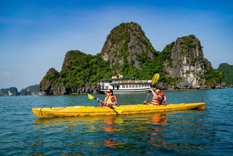 kayaking-in-ha-long-bay-01_1692373503