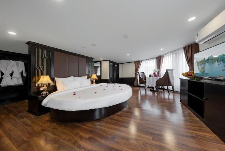 Margaret-Suite-Room-With-Spa-Bath